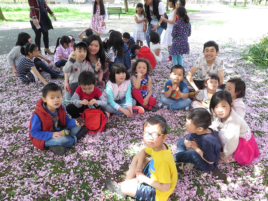 mcc-chinese-supplementary-school-group-of-pupils-enjoying-a-break-in-the-park-01