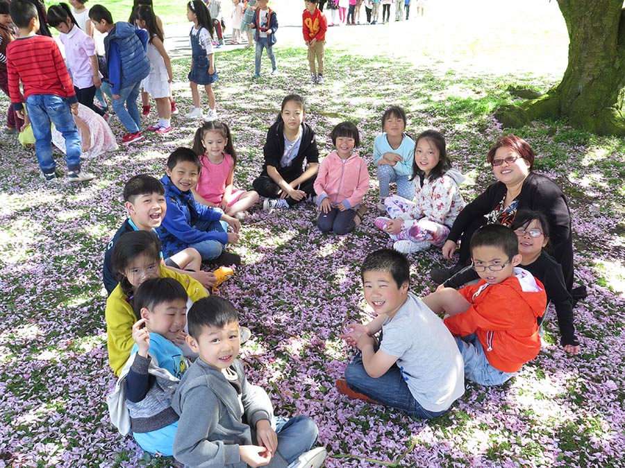 mcc-chinese-supplementary-school-group-of-pupils-enjoying-a-break-in-the-park-02