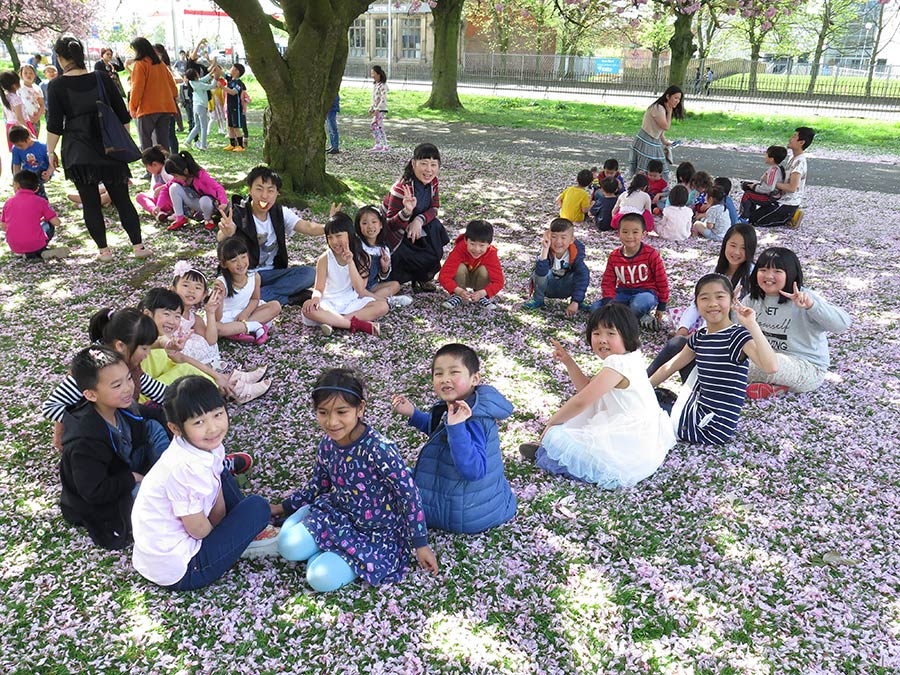 mcc-chinese-supplementary-school-group-of-pupils-enjoying-a-break-in-the-park-03